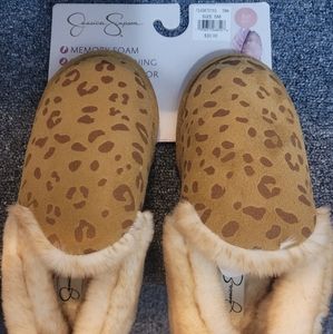Jessica Simpson Faux Suede Memory Foam Slippers. Sz. SM